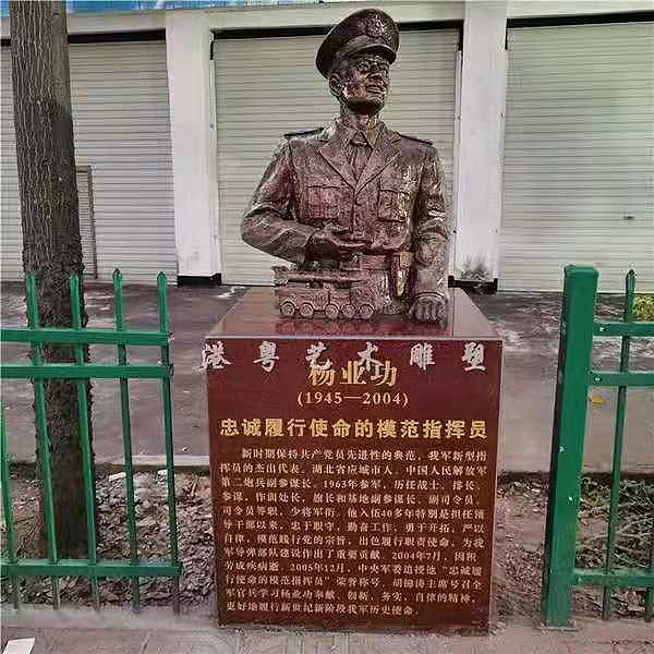 十大历史英雄玻璃钢半生人像人物公园文化历史雕塑摆件