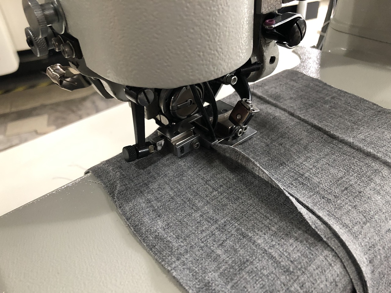 羊绒大衣撬边机仿手工暗缝机