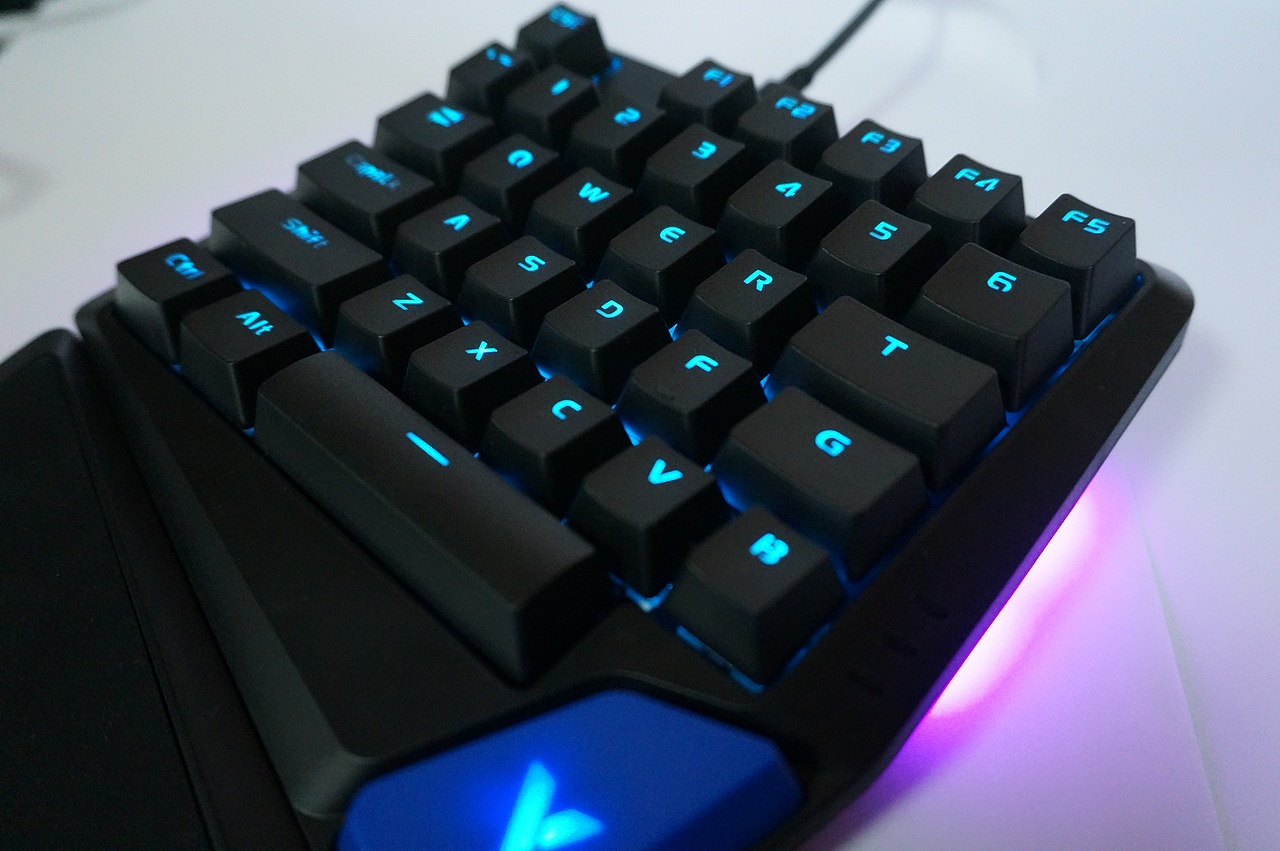 雷柏V550单手RGB幻彩灯光游戏机械键盘