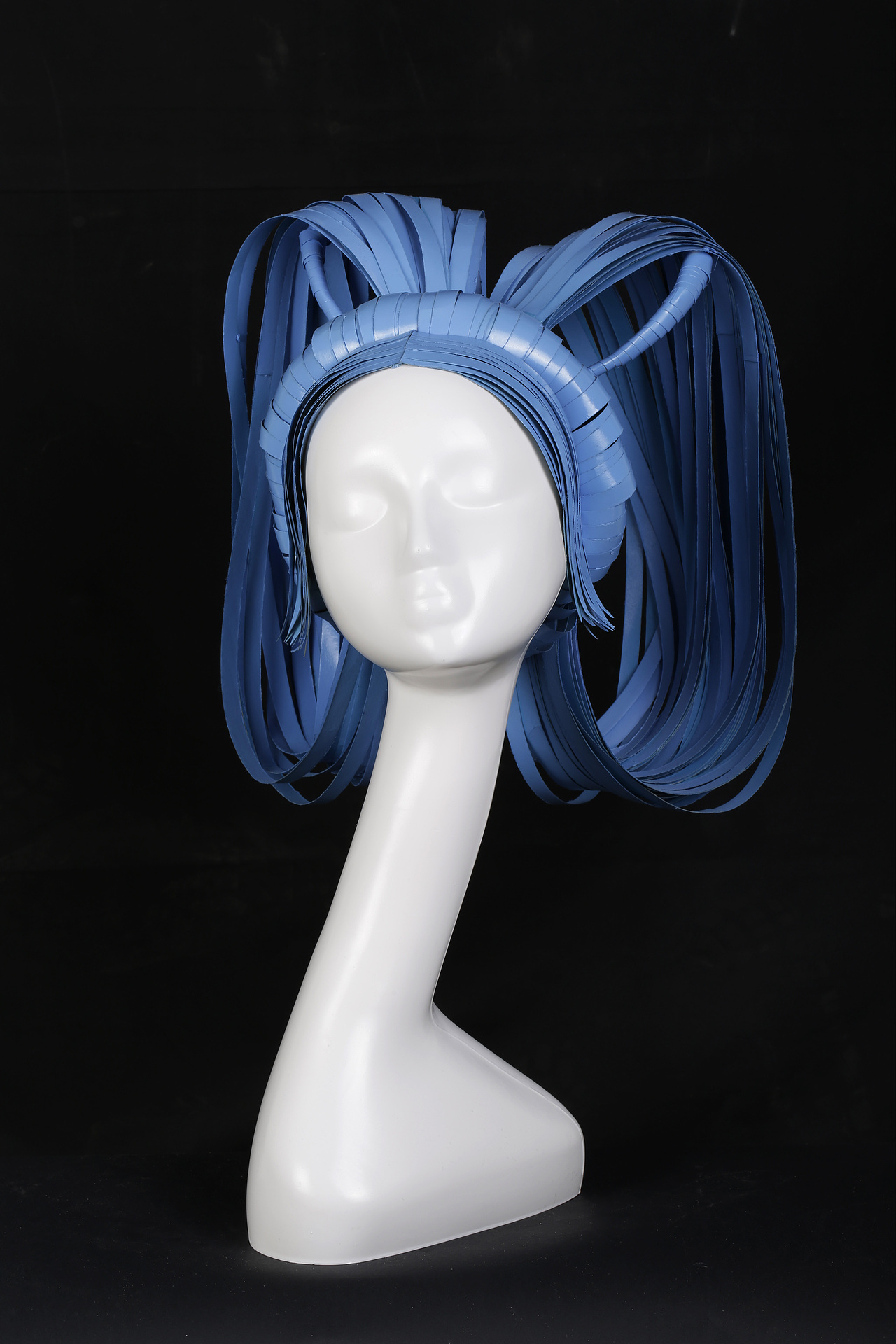 双刀髻又称刀形双翻髻,古代初唐妇女发式之一,是两种形状似于刀型的高