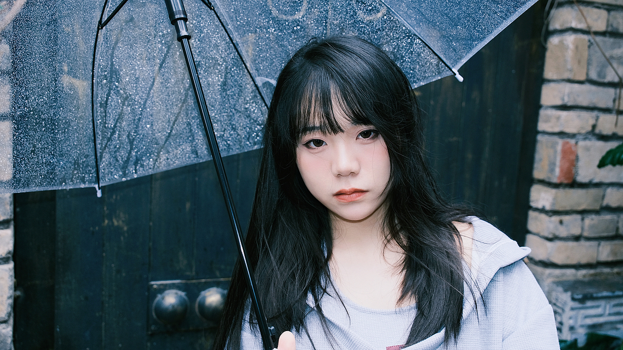 “陷入雨天的氛围里”