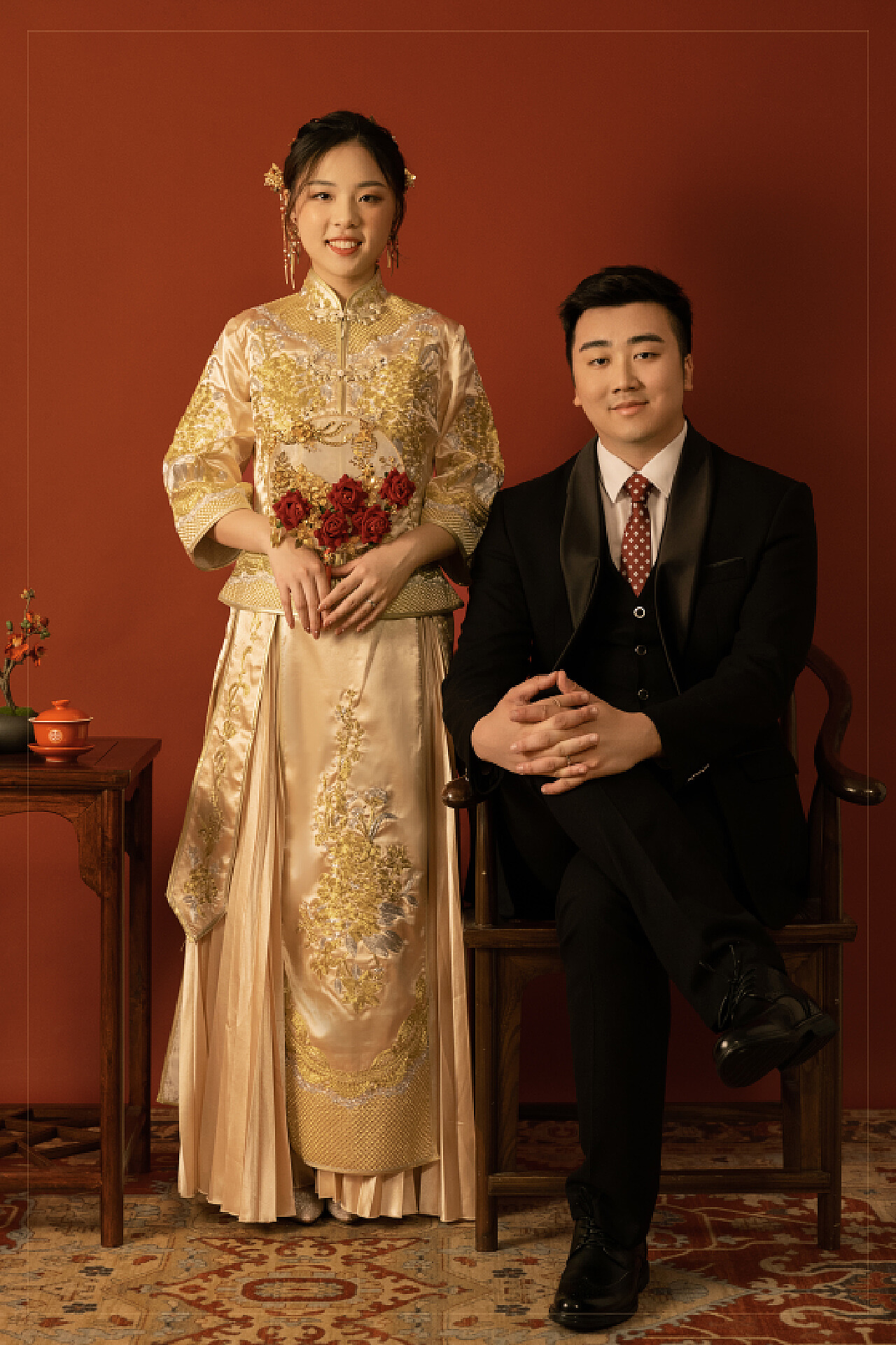 女歌手李嘉格中西式婚纱照大批K,明显超大红色玫瑰花海吸引眼球_凤凰网
