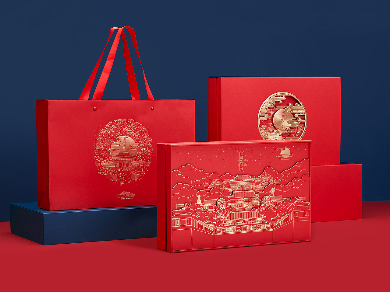 两款礼盒
两种选择<br>—<br>秋空明月悬,宫城夜未眠。<br><br>当皎皎圆月高悬在宫城的上空,<br><br>宫里的人们同庆佳节,<br><br>赏月、观灯、品茗、尝味、闻香...<br><br>《月满宫廷》中秋礼盒,<br><br>将丰富的宫廷习俗和节令文化融入其中,<br><br>打造两款礼盒,两种选择。