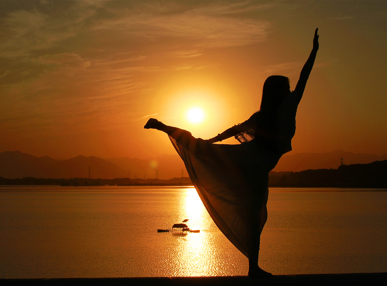 夕阳下的舞者