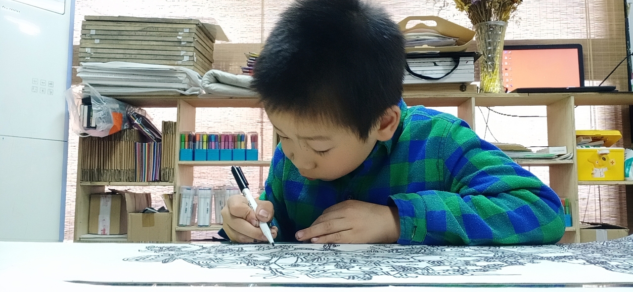 8岁孩子画作《造机器人的工厂》