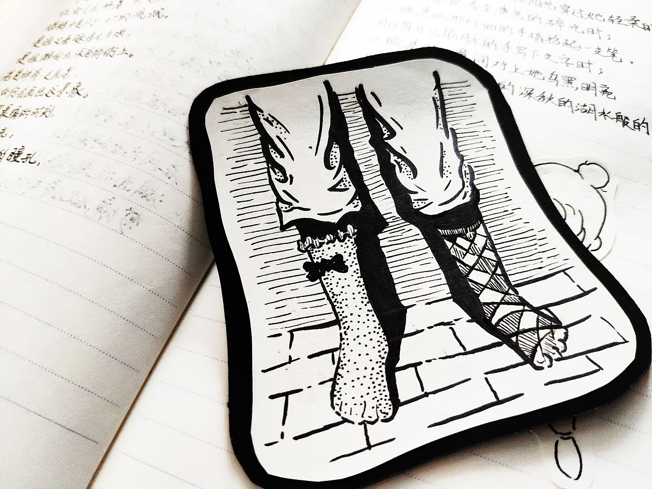 手绘黑白书签,上高三的时候经常会想反抗当时的环境,所以会不务正业画