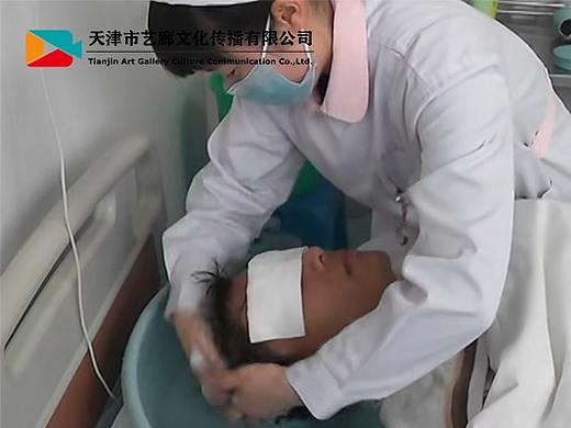 运用实拍方式展示卧床老年人洗发护理教学课件的特点