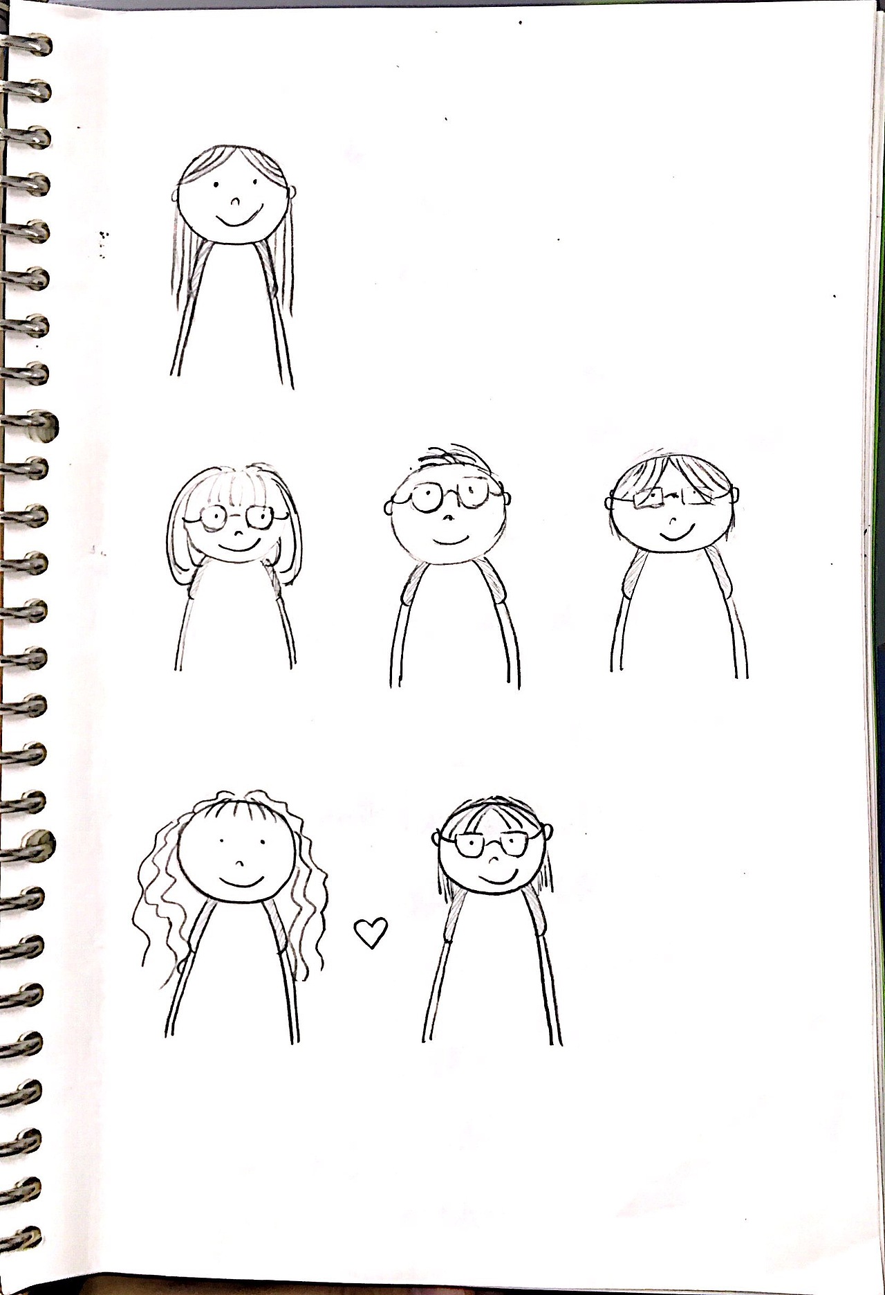 刚开始只是在本子上看着身边朋友画了下草稿