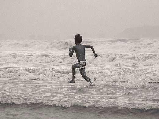 台风退去沙滩上的人们