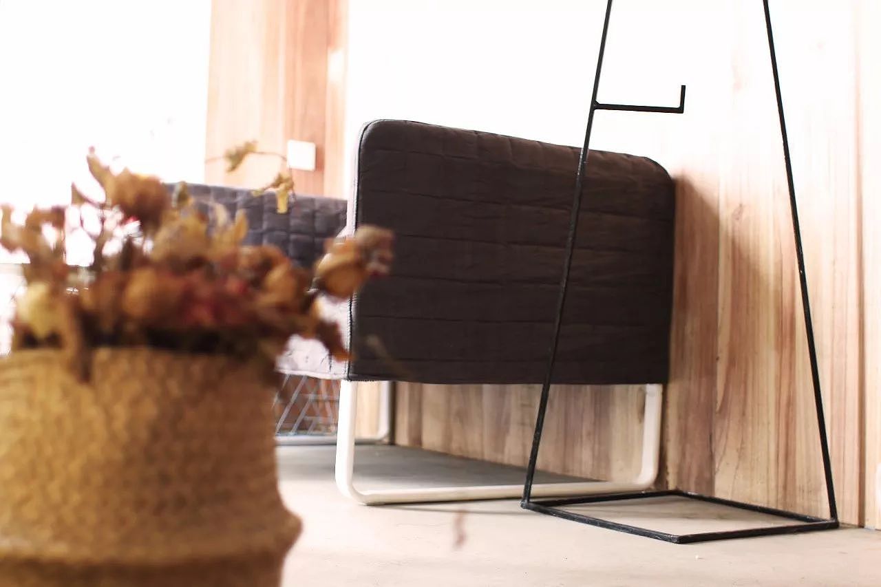 由于空间的面积,层高的约束,家具的尺寸也有很多特殊的要求,索性从衣架到洗手台,阳台书桌都运用了工作室的独立设计。