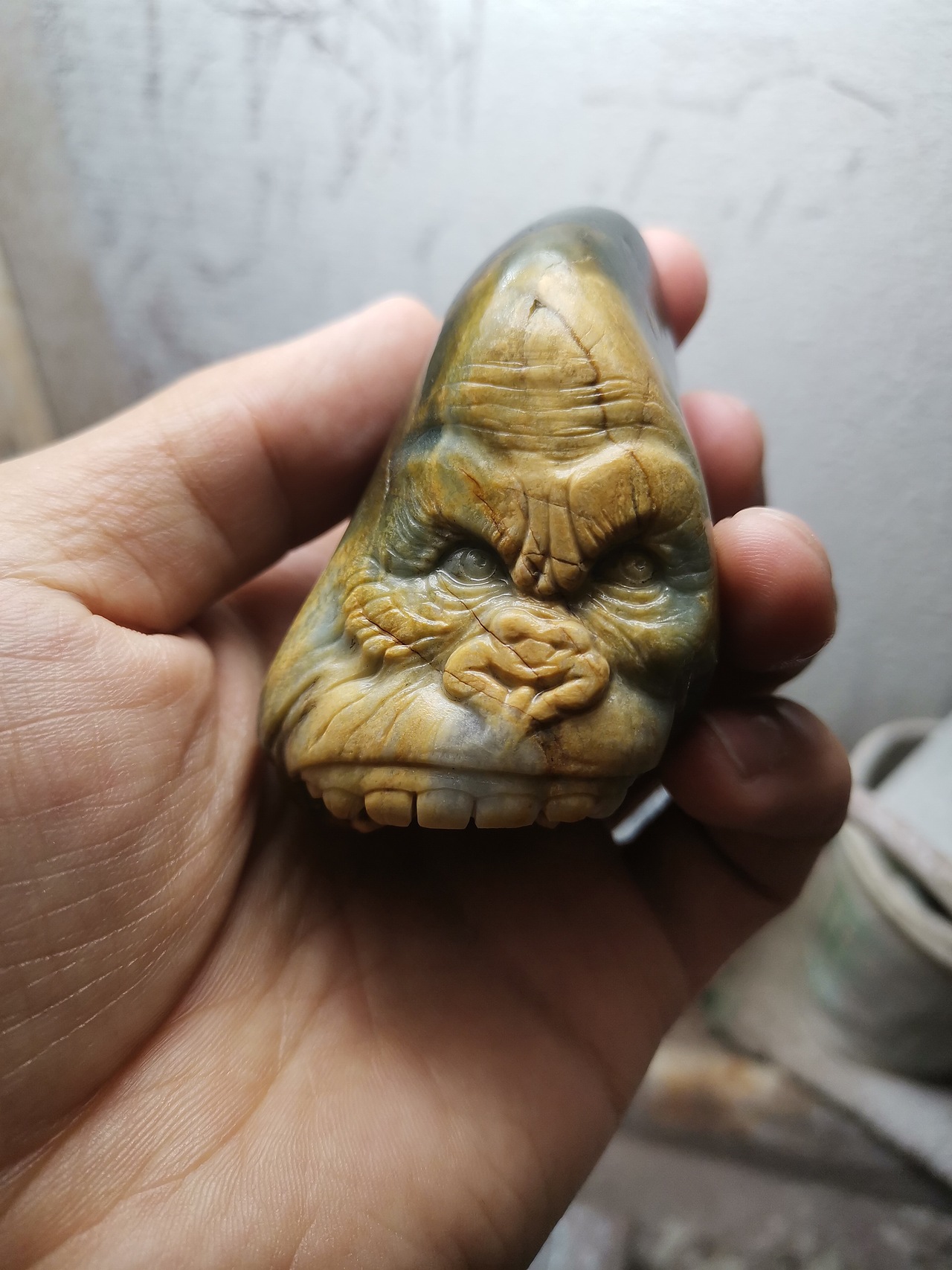 新疆和田玉籽料翠青俏色金刚大猩猩手把小摆件象原玉雕