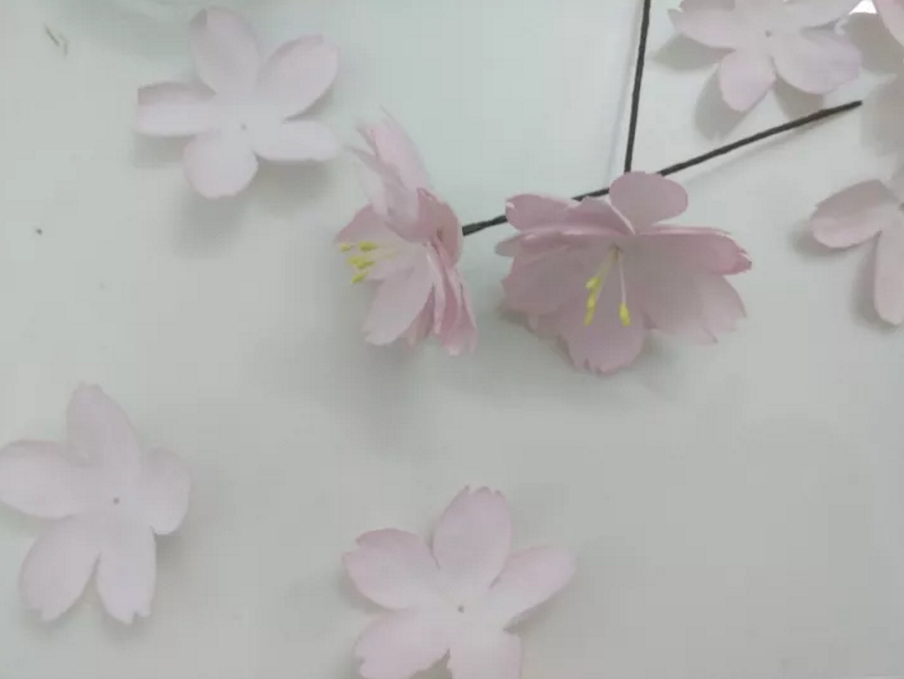 第五步:组装
用4-5根花蕊组成一组,<br>再添加2-3片花瓣,<br>最后在花瓣底下加上花萼<br>就完成一朵樱花啦!