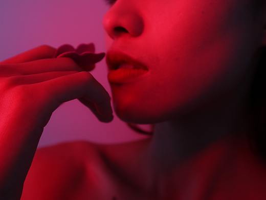 《FLUFFY LIP BLUR 口红》
