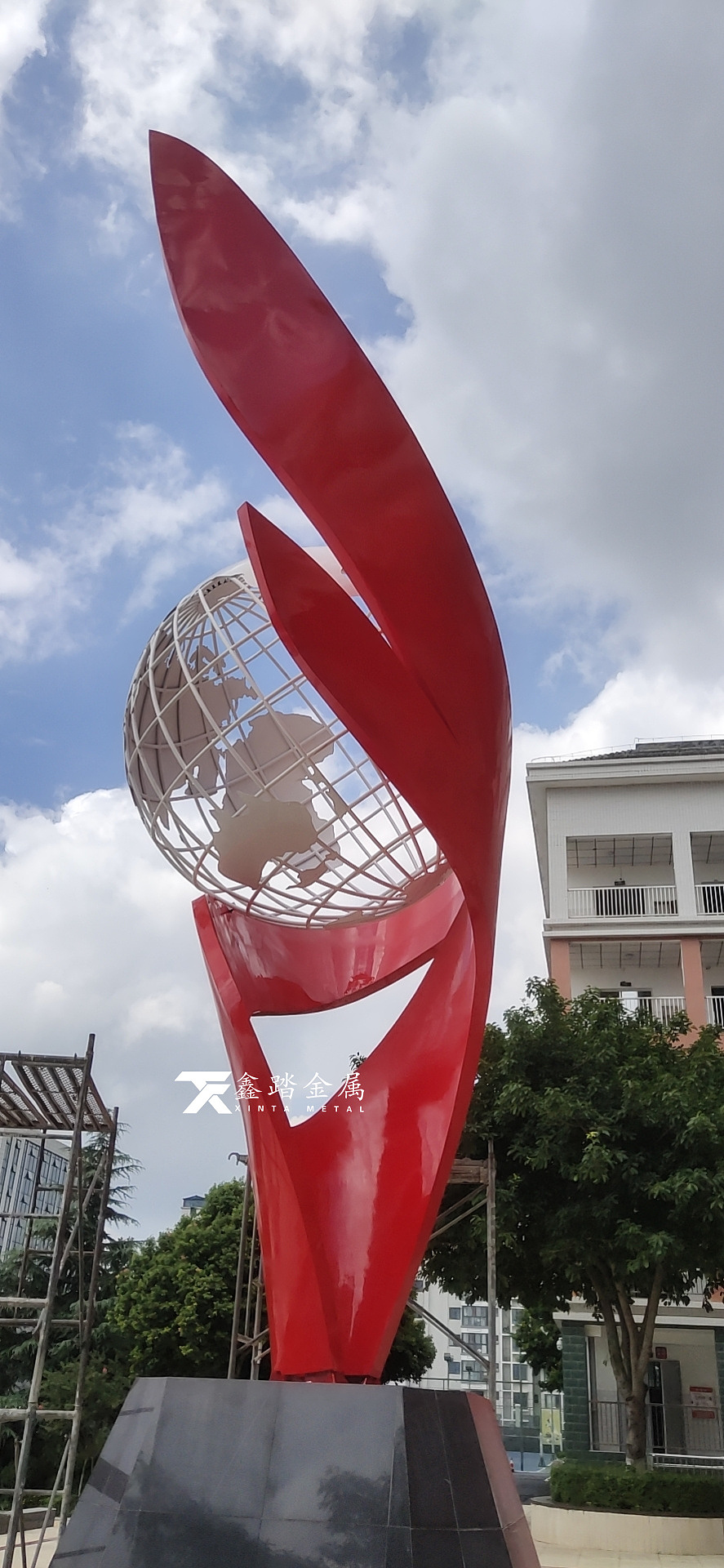 四川校园地球上的红飘带雕塑寓手工雕塑雕塑意团结奋进