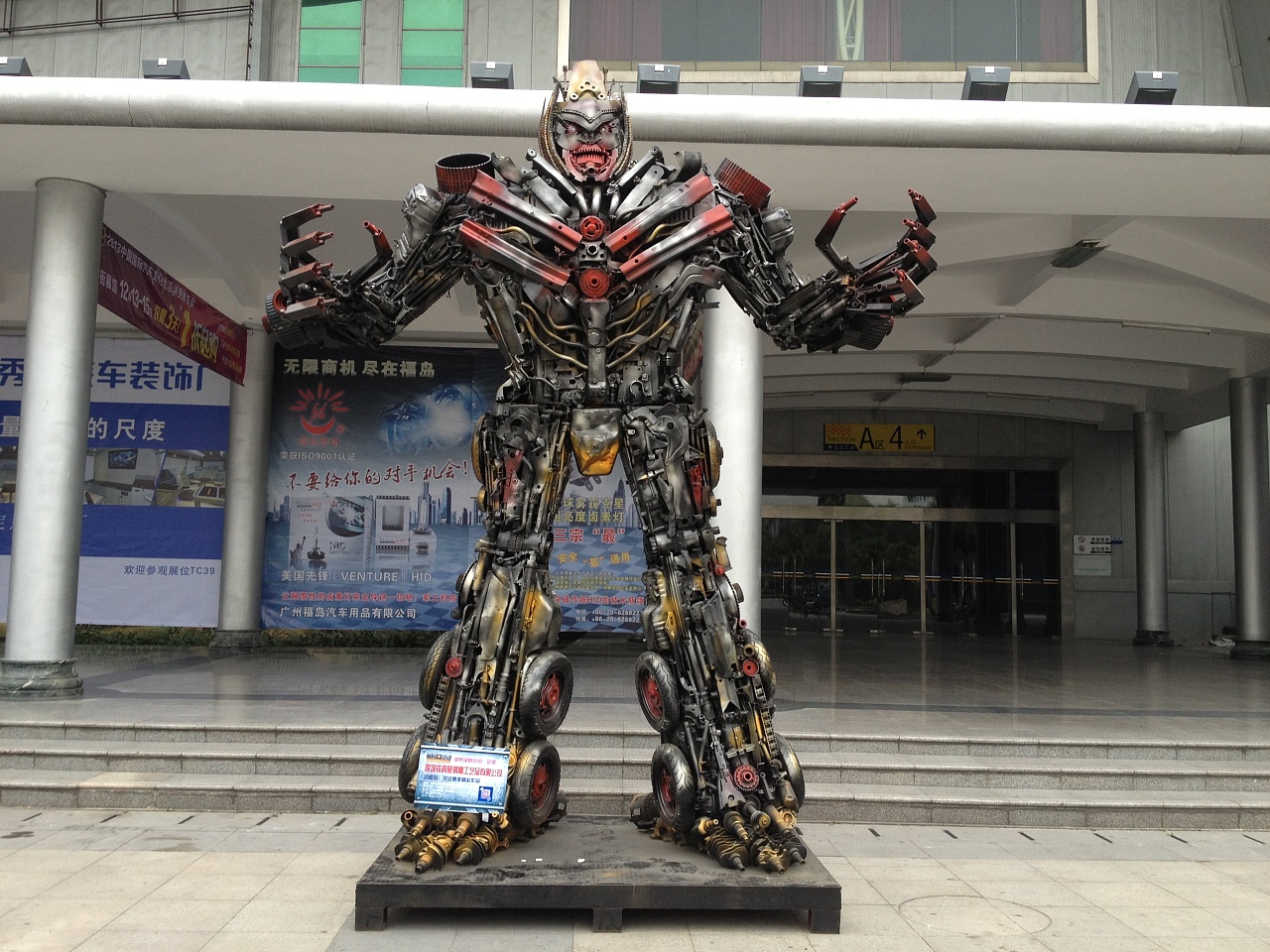 铁韵星钢雕变形金刚群助阵2013中国国际汽车文化展