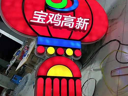 路灯杆造型灯箱创新定制