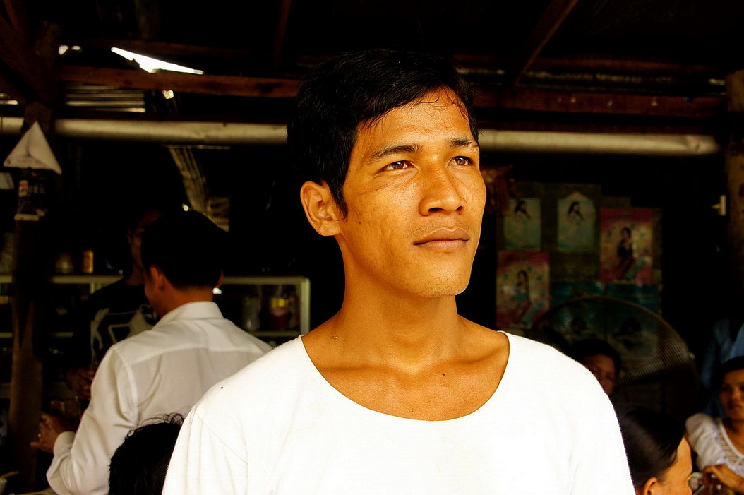 长相酷似李小龙的柬埔寨青年.