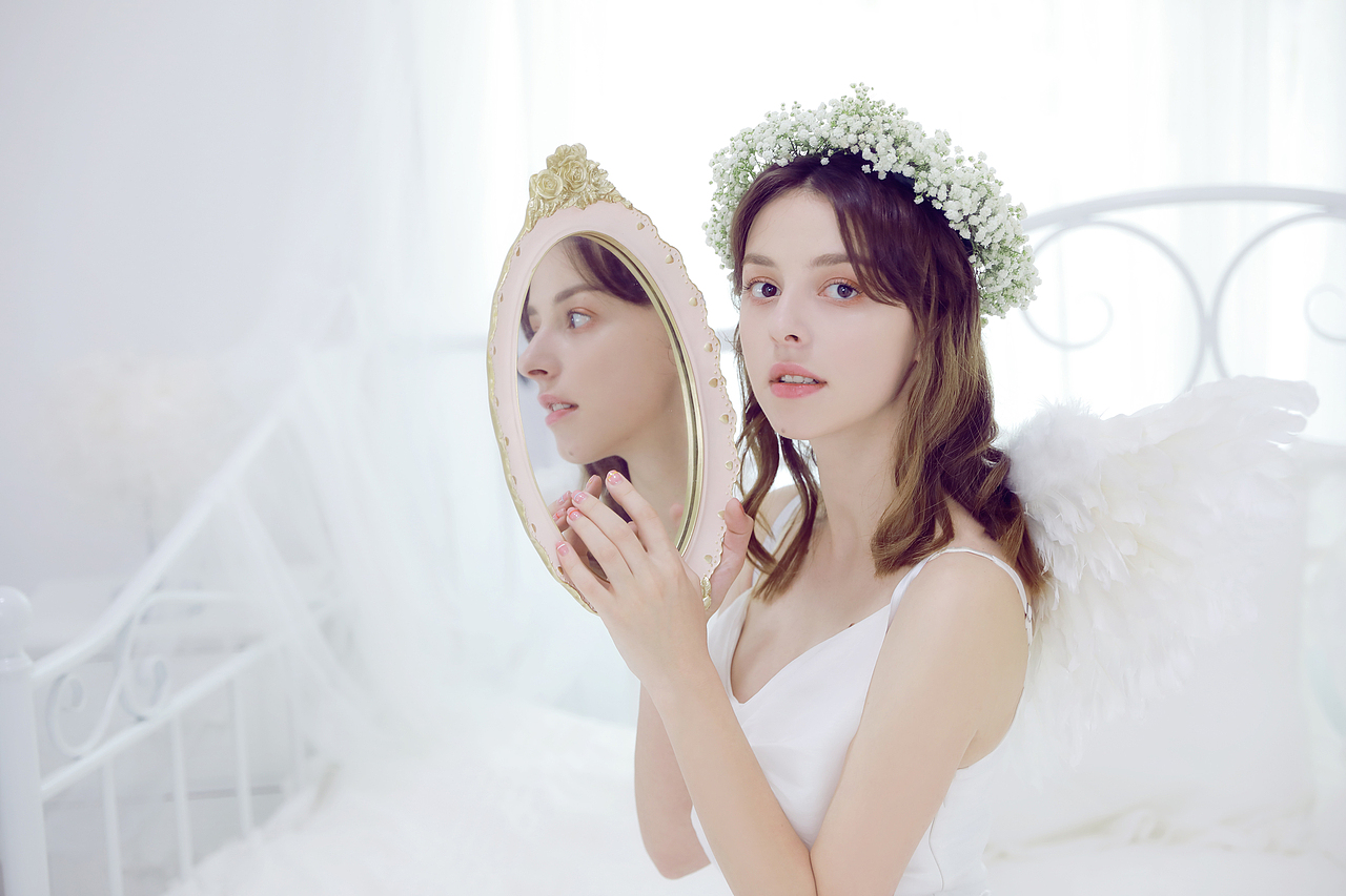 「挥着翅膀的女孩」