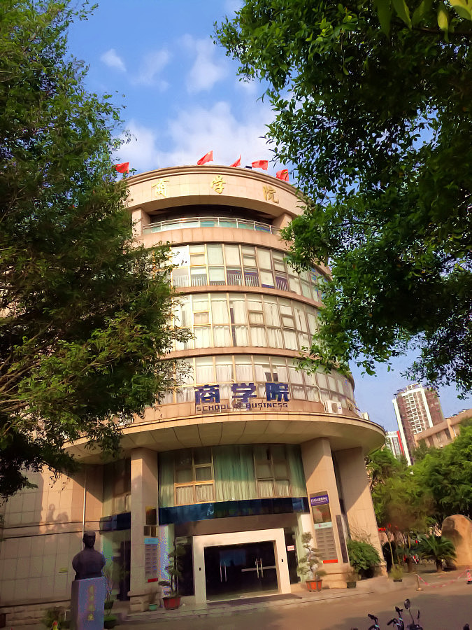 等待开学的校园