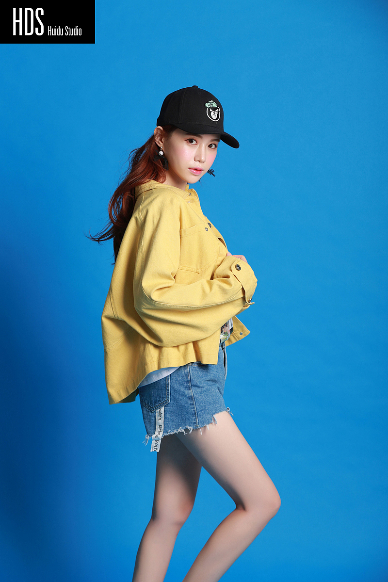 韩国模特纯色背景帽子拍摄