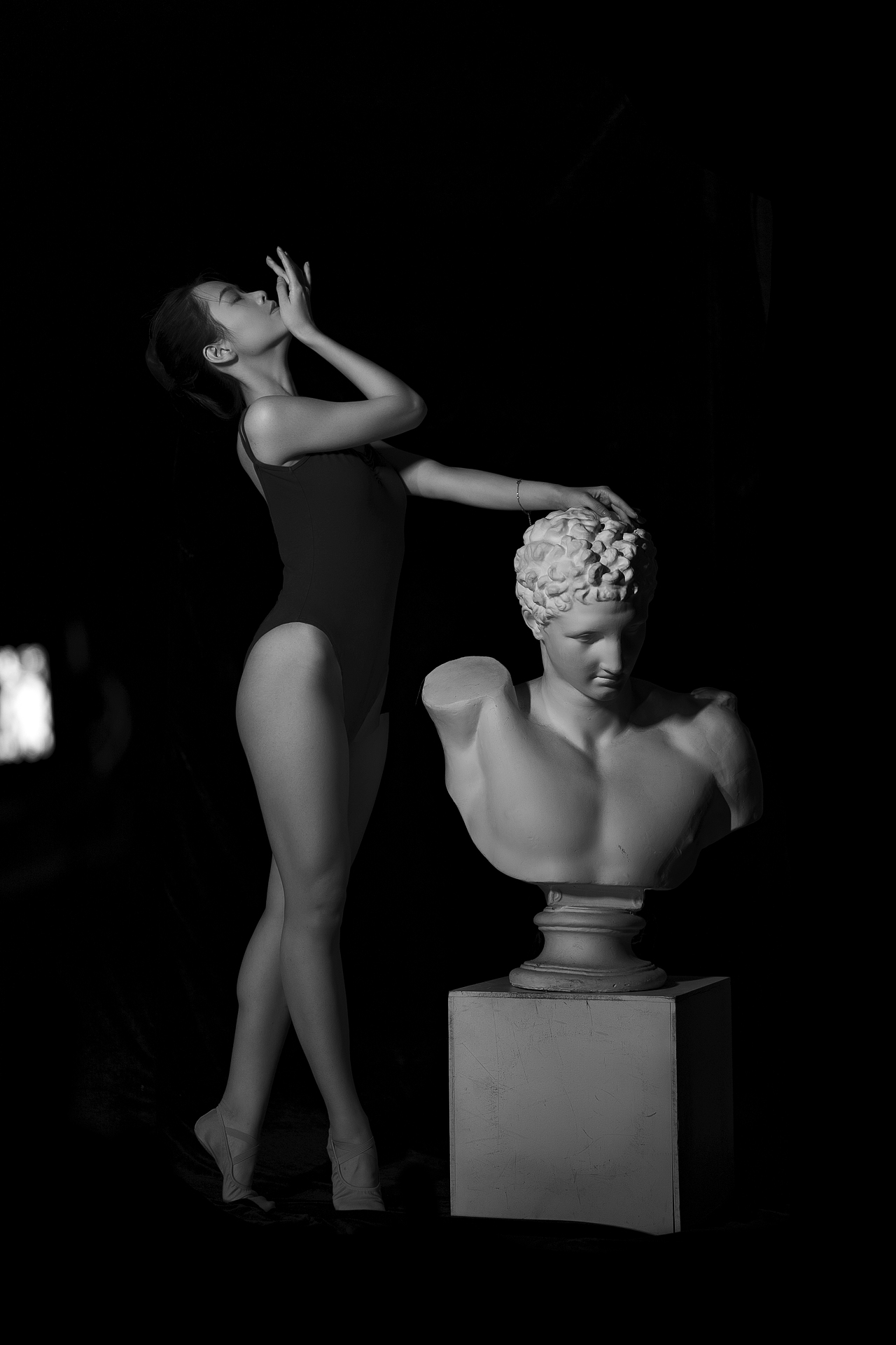 舞蹈的少女和雕塑（图ZMjc1NDc5MDQw） - 人像摄影 - 站酷设计师林胡月原创素材 - 站酷ZCOOL