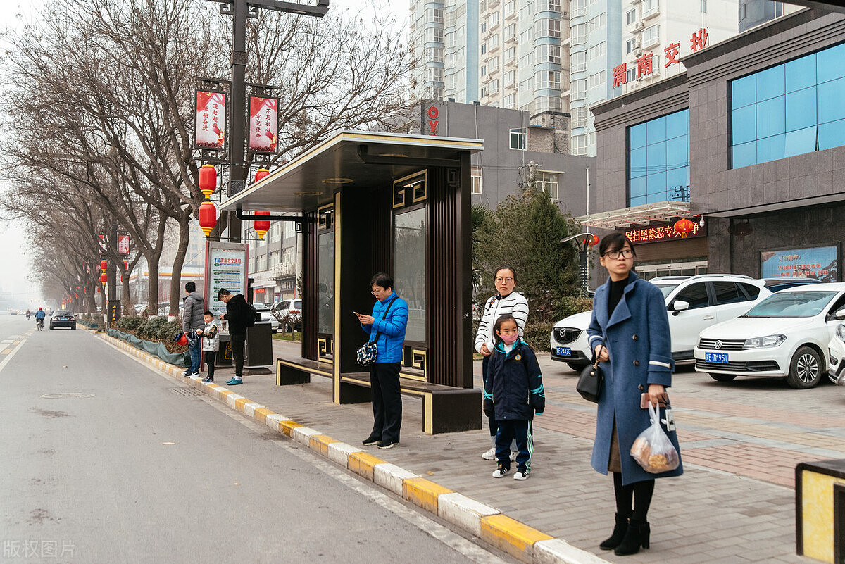 公交候车亭标识牌设计案例智能公交候车亭