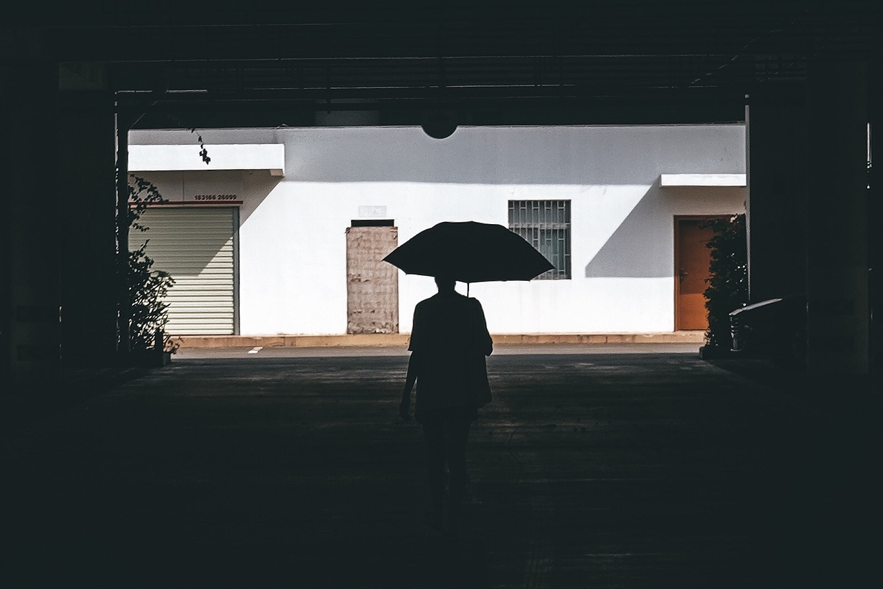 把背影纪实瞬间拼成一幅画