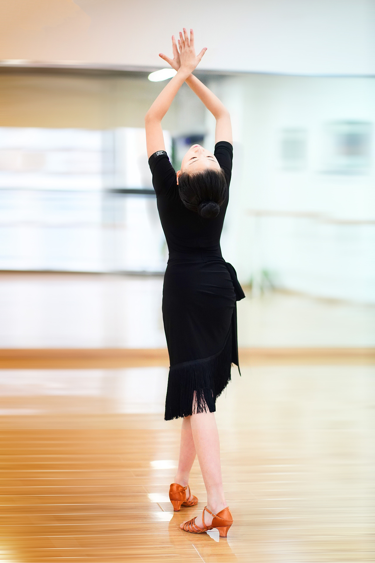 热爱跳舞的女孩(原色调)