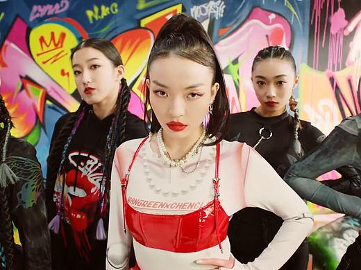 涂鸦对撞嘻哈，VAVA新歌《Red Lipstick On》视觉设计