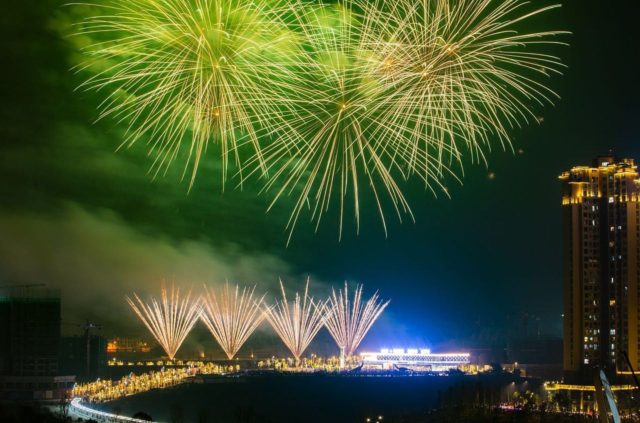 烟花与山火 照片