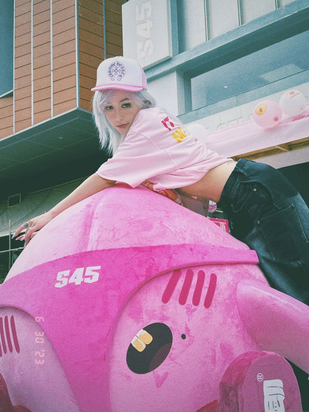 成都s45潮服联名玩偶服人偶公仔摆件品牌宣传