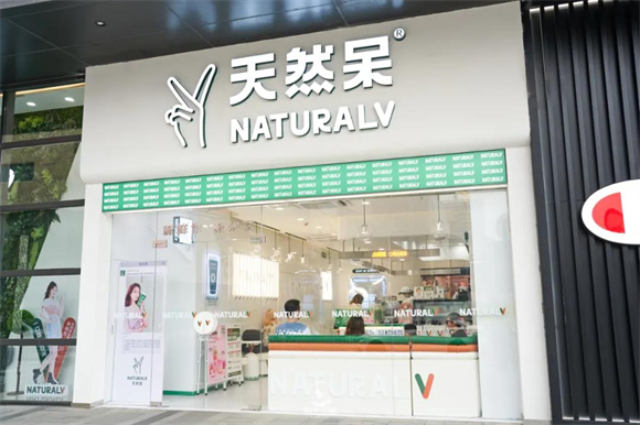 2020年,天然呆携手关晓彤打造国内首家原创新式咸奶茶,给顾客带来了