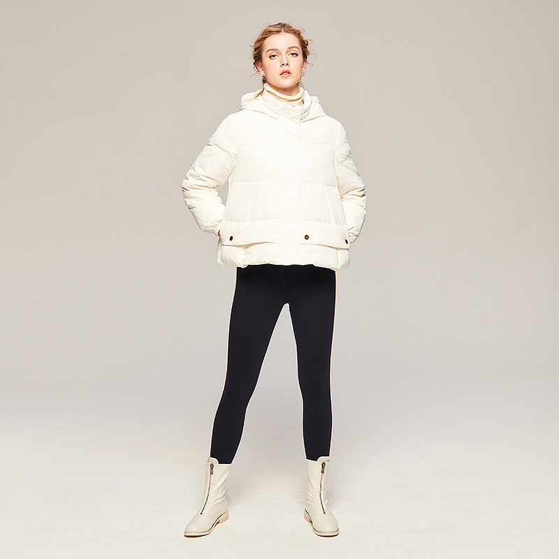 短款廓形还可以直接搭配一条legging也是个不错的选择,内搭不重要,廓形上大下小在视觉上也是非常利落