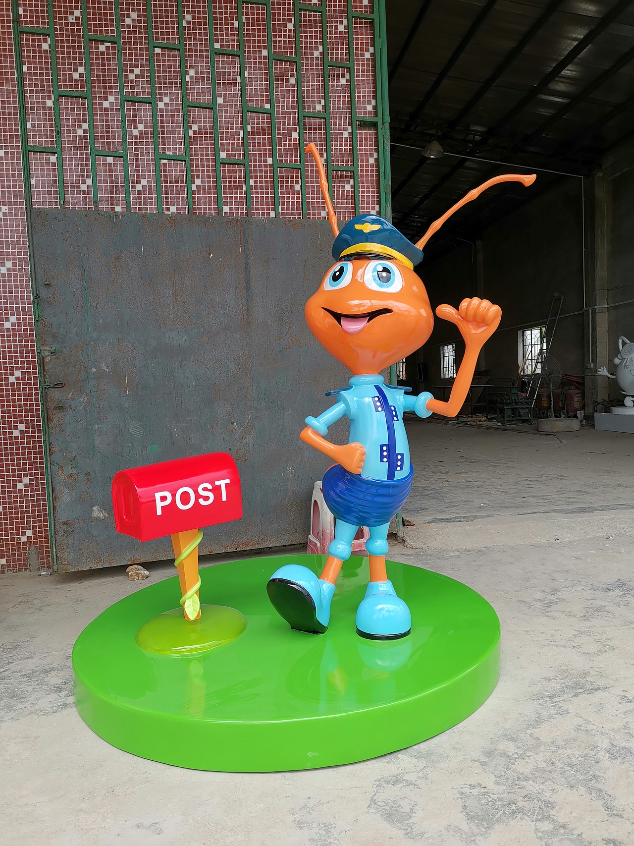 形象生动的IP美陈立体玻璃钢蚂蚁卡通雕塑东莞专业厂家