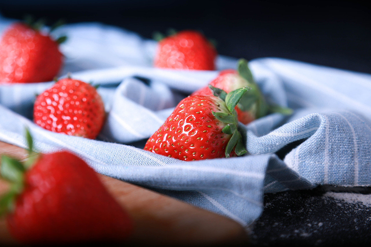 草莓（图ZMTQzNDAyNDE2） - 产品摄影 - 站酷设计师墨空城原创素材 - 站酷ZCOOL