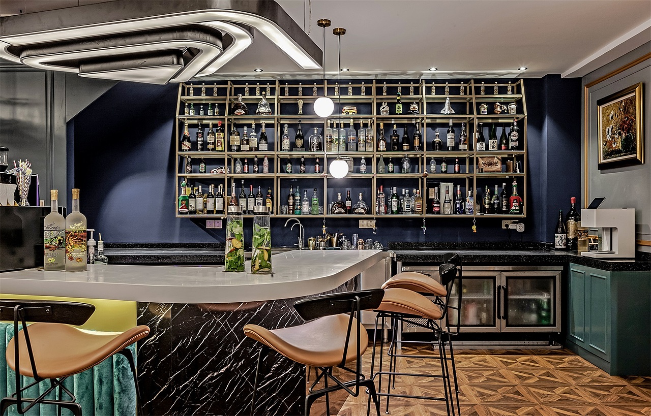 异形吧台的设计,在整个一楼空间很有特色,既有收银功能,也方便为客人