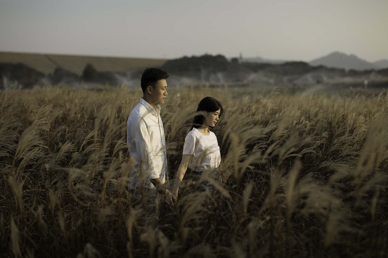 爱意弥漫在芦苇荡的秋风里「深圳情侣写真」（图ZMjg0OTA2NTQ0） - 人像摄影 - 站酷设计师摄手座DA原创素材 - 站酷ZCOOL