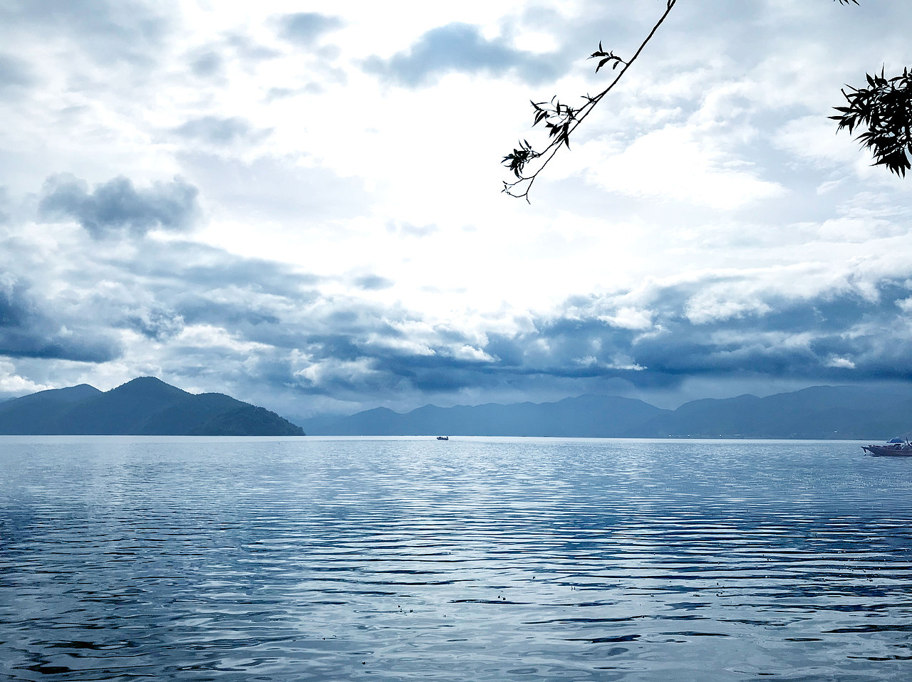 阴天中的彩云之南