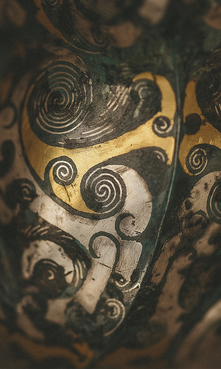 错上磨成白玉质,矿中仍现紫金身。