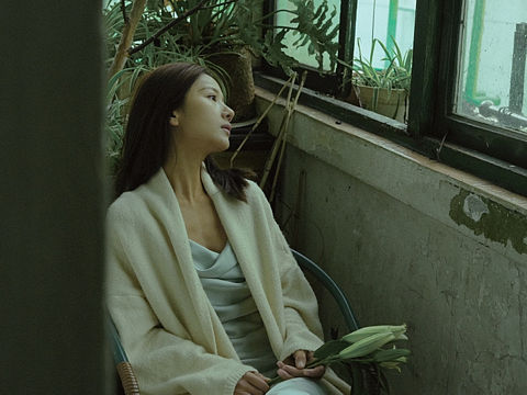 陰天，在不開(kāi)燈的房間（個(gè)人主頁(yè)-ZNjMyMDMwNDQ=） - 人像攝影 - 站酷設(shè)計(jì)師摯雅Chara原創(chuàng)素材 - 站酷ZCOOL