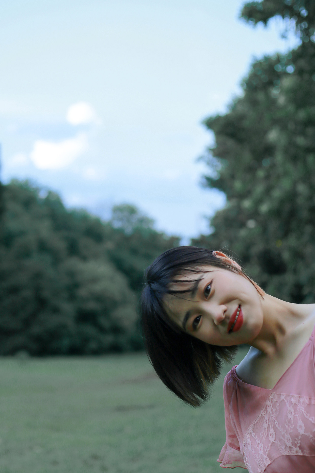 嘿，姑娘，你的笑里带着一点甜~