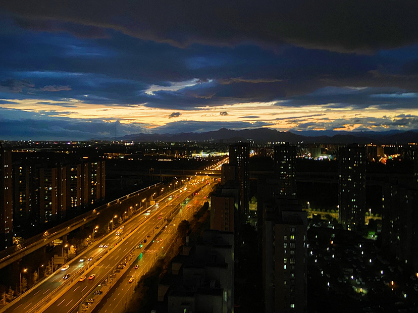 刘勇良手机纪实摄影:雨后傍晚的天空