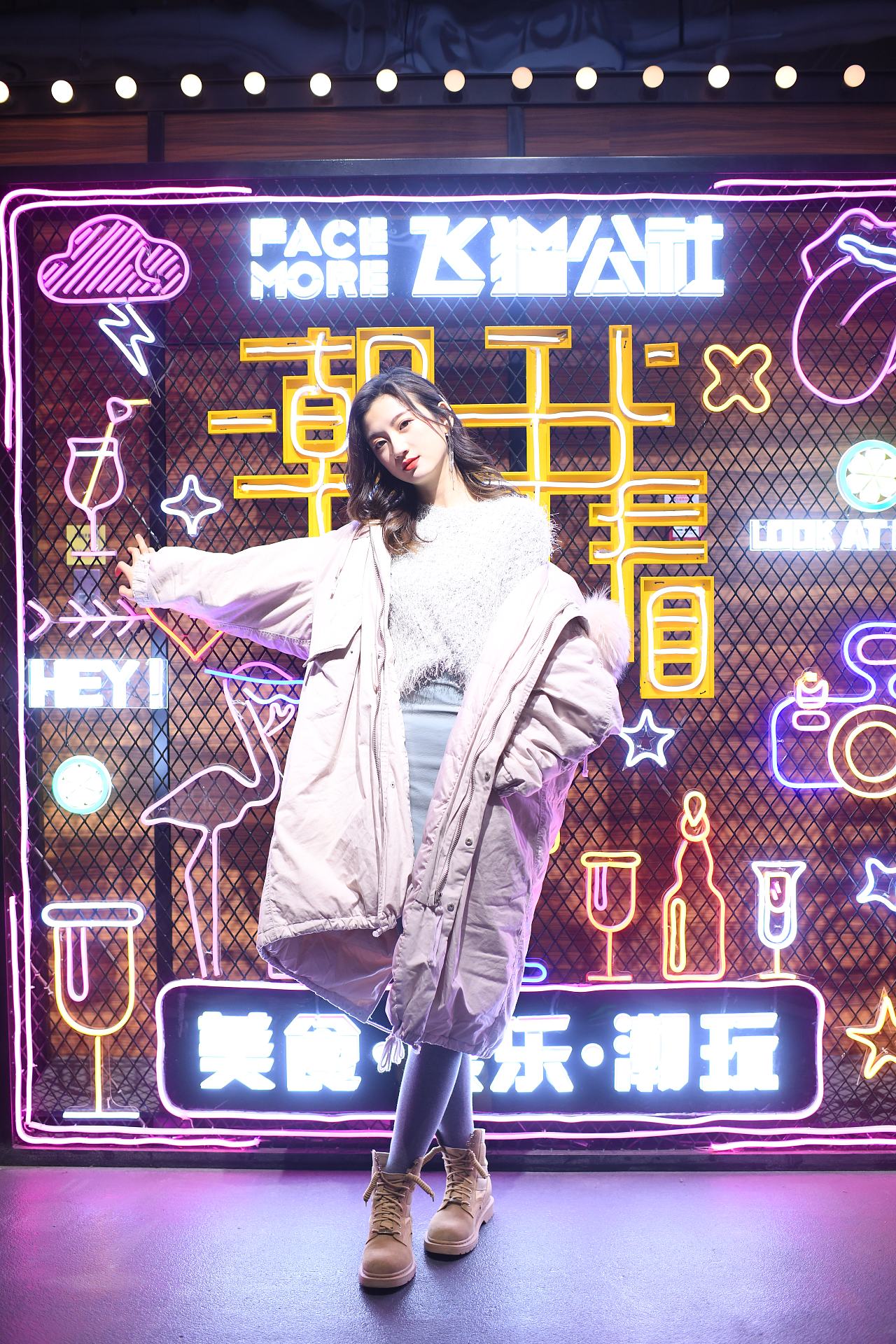 华远FACEMORE电梯口霓虹灯