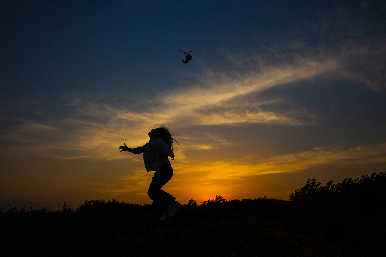 跳跃夕阳#|摄影|人像|零度修图工作室 - 原创作品 - 站酷 (zcool)