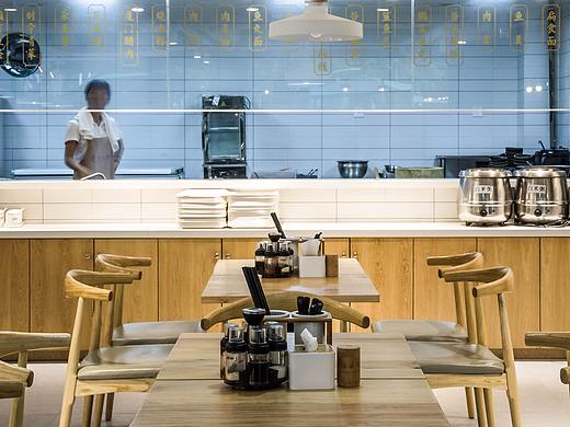 一间小成本的街边小吃店