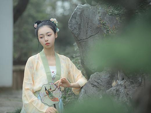 山高且远  溪水泫泫