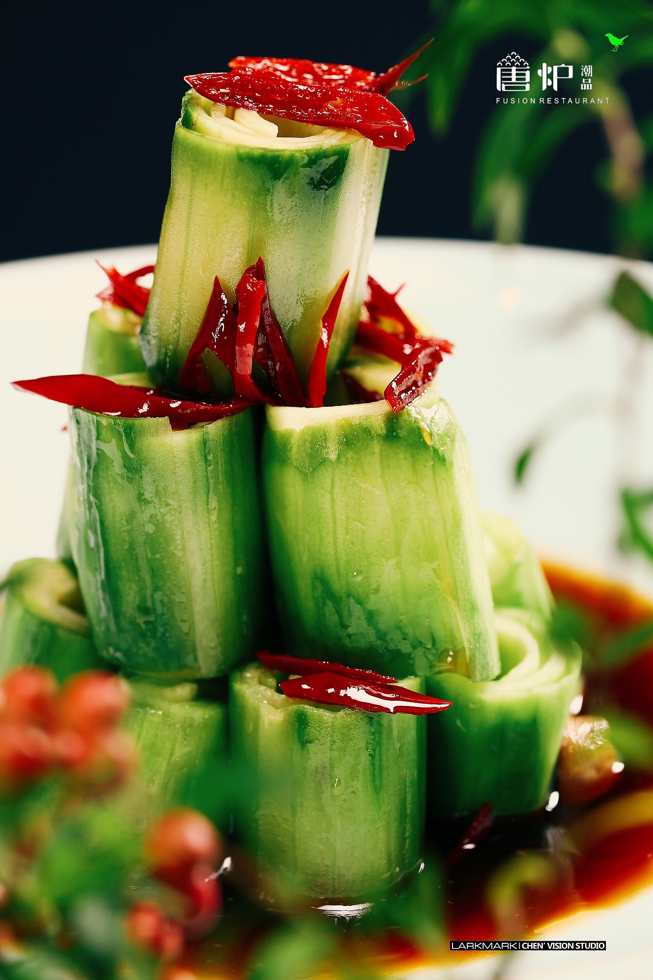 这是一家位于杭州的潮州菜餐厅,餐厅厨师习惯于做家常菜,菜的摆盘都由