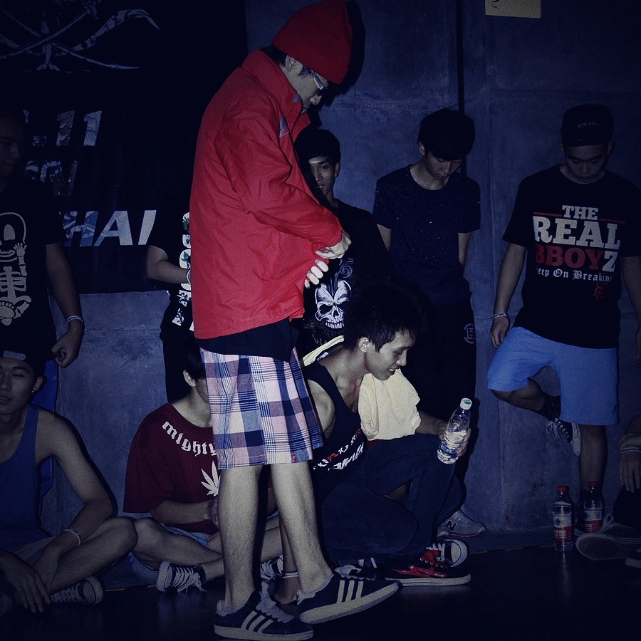 这个来头大。BW兼摇滚新势力兼dj兼珠海男神 他就是DJ Allen J