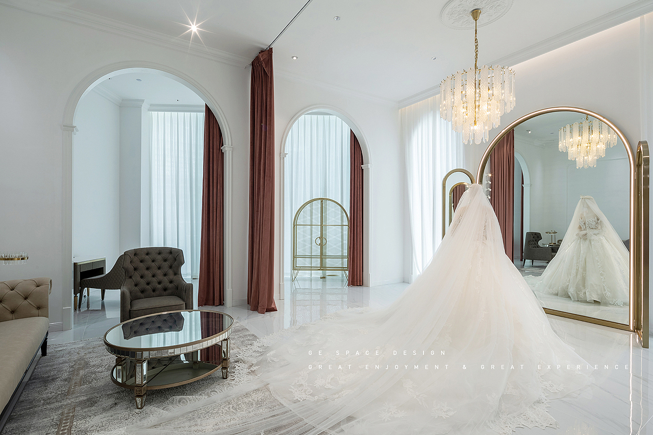 卫生间和办公的楼梯区域,通过灯带勾勒出拱形轮廓,在层叠的灯光下,隐藏着更深层的想象空间