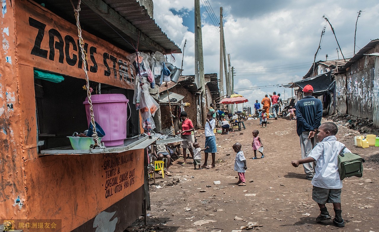 肯尼亚马萨雷贫民窟里的悠闲生活